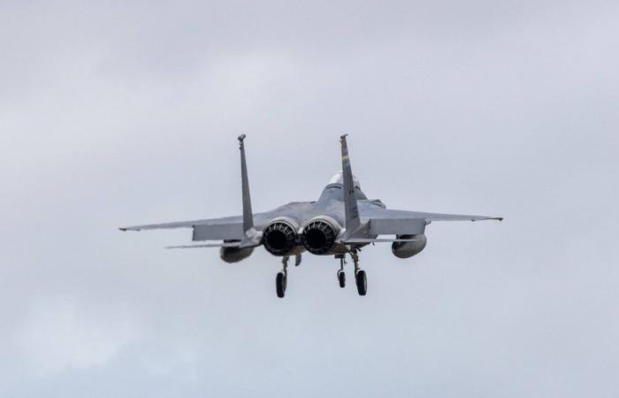 Un avión militar estadounidense derribado “por error”, los dos pilotos están vivos