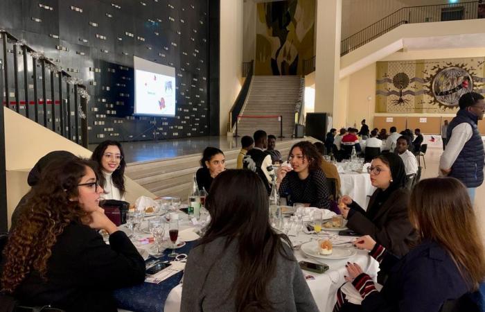 “Es la primera vez con extraños” Una gran comida de celebración organizada para estudiantes lejos de sus familias