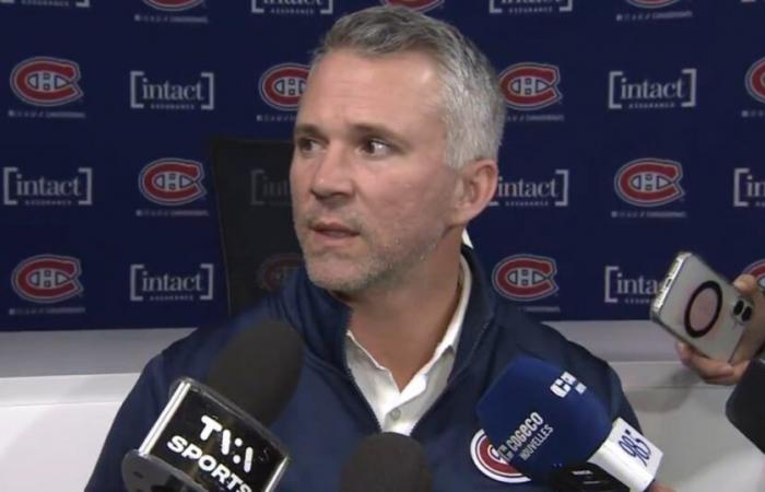 Visiblemente irritado, Martin St-Louis deja caer un Tab***** en plena rueda de prensa