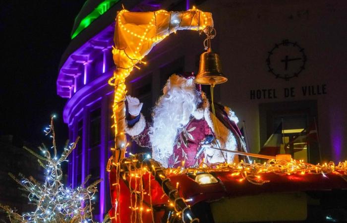 toda la ciudad brilla con luces navideñas