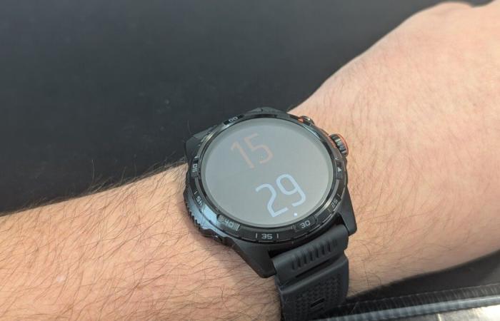 un reloj deportivo Wear OS con una excelente duración de batería