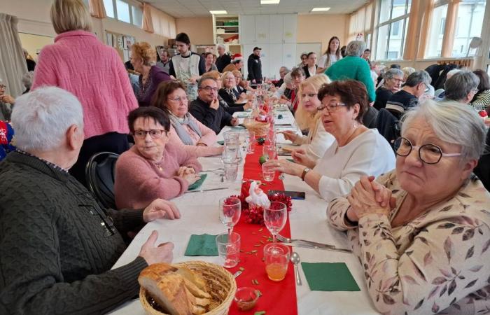 “Queremos mantener este momento festivo dentro del barrio”, una comida navideña solidaria para personas aisladas