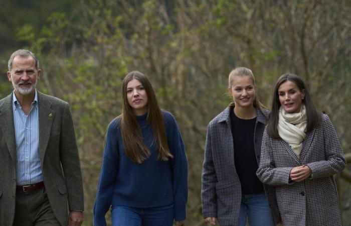 Felipe, Letizia y sus hijas regresan sorpresa a Valencia, entre discreción y aplausos