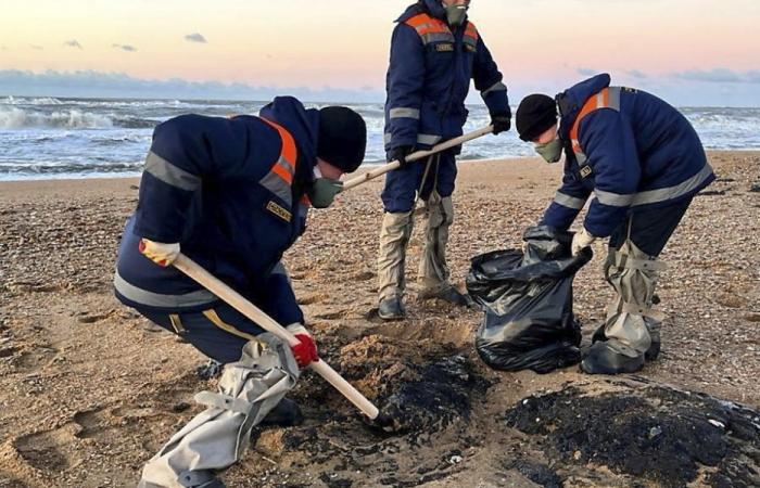 Estrecho de Kerch: suelo contaminado por un derrame de petróleo