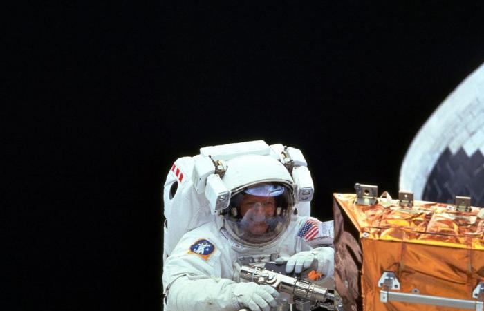 Claude Nicollier flotaba en el espacio hace 25 años