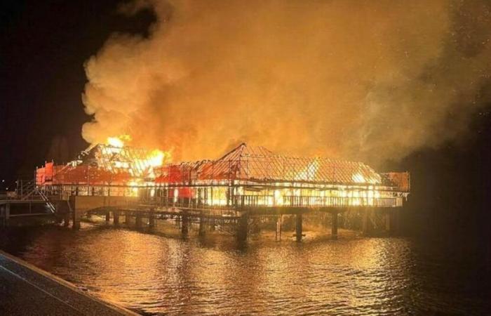 Incendio: Extinguir la cabaña de baño en el lago requiere mucho tiempo