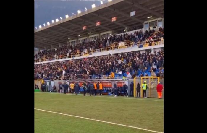 En Italia, Romano Floriani Mussolini marca un gol con la Juve Stabia, polémica celebración pública