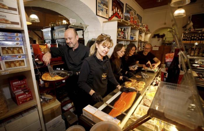 En Fjord, la tienda de especialidades escandinavas de Niza, tienen salmón en la mesa para las fiestas