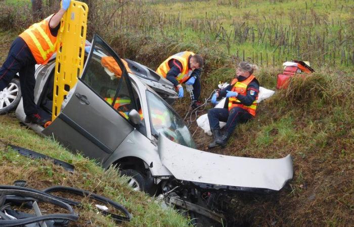 Espectacular colisión frontal entre dos coches en la RN 21 en los Altos Pirineos