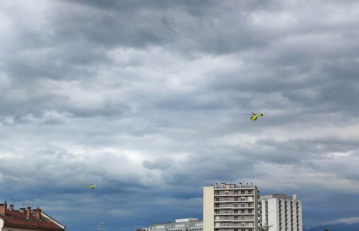 CHU Grenoble-Alpes: parte del techo del internado arrancado