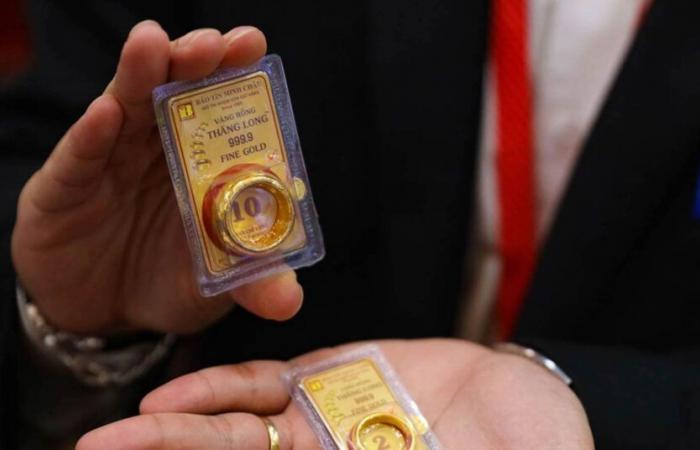 Al mismo tiempo, los precios de los anillos de oro aumentaron bruscamente hasta alcanzar los 84,5 millones de VND/tael.