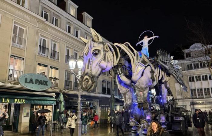 VÍDEOS. Un caballo gigante en desfile, 15.000 personas se reunieron en Beauvais antes de Navidad