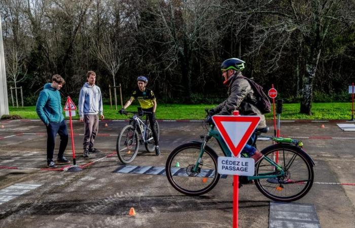 un curso para aprender las reglas del ciclismo para personas mayores cerca de Burdeos