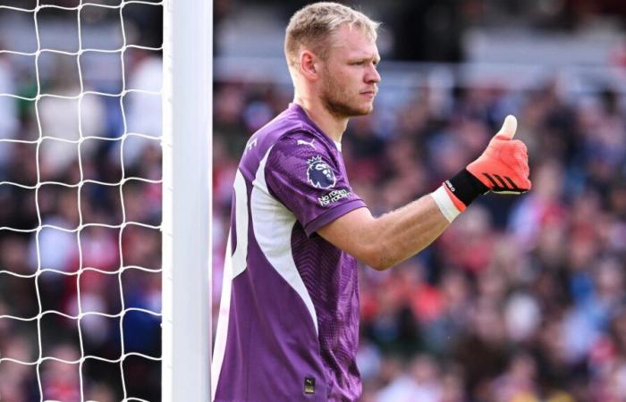 Aaron Ramsdale, portero del Southampton jugó con un guante de cuatro dedos en la Premier League