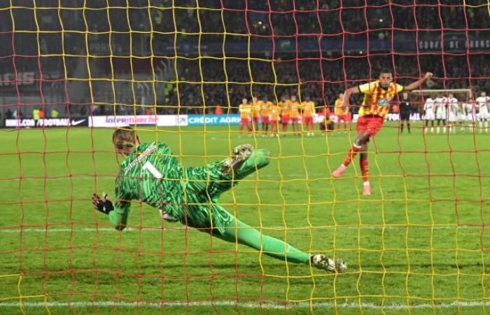 Decisivo ante el Lens, Safonov suma puntos en su duelo contra Donnarumma