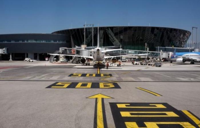 Un hombre sin hogar entra en la pista del aeropuerto por las cintas transportadoras de equipaje “para ir a ver a su familia a Túnez”