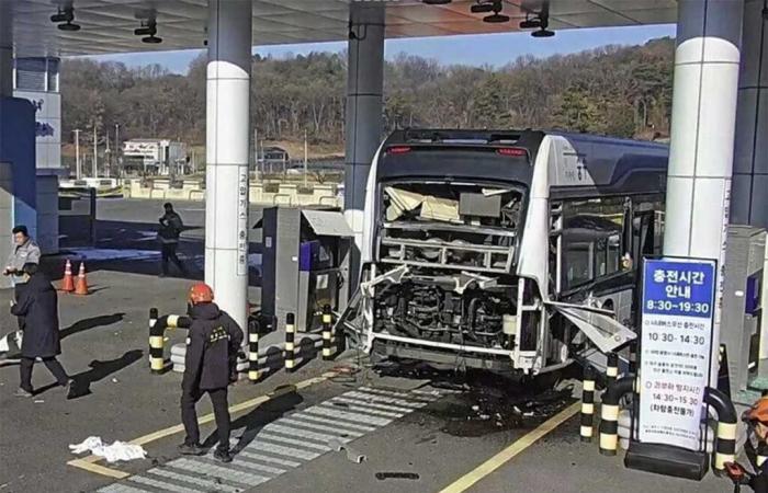 La explosión de un autobús de hidrógeno deja tres heridos, uno de ellos de gravedad