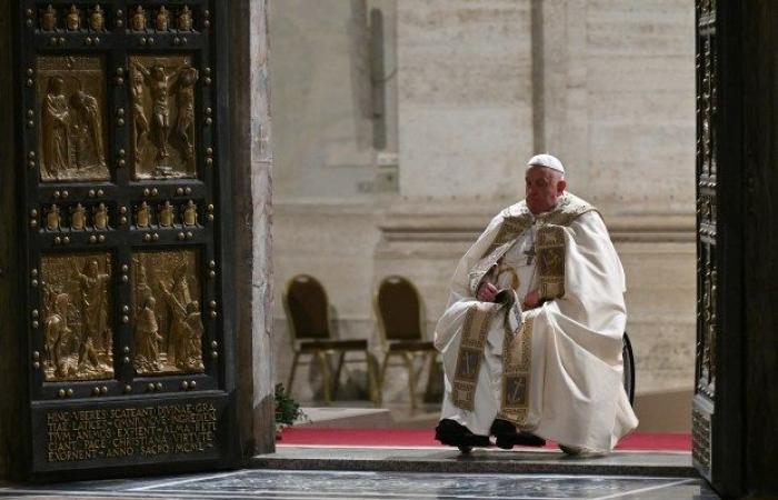 el Papa abre la Puerta Santa de San Pedro