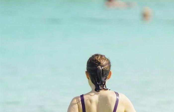 Natalie Portman, de 43 años, luce increíble en un escotado traje de baño morado mientras toma el sol en St Barts.