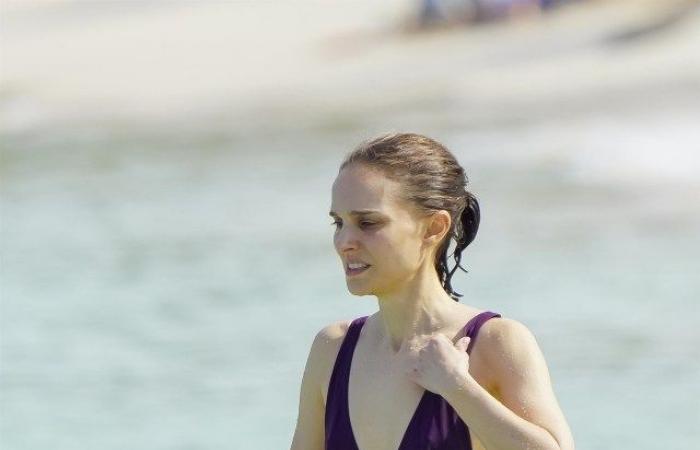 Natalie Portman, de 43 años, luce increíble en un escotado traje de baño morado mientras toma el sol en St Barts.