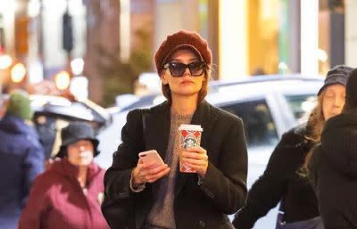 Katie Holmes actualiza esta icónica gorra de estilo francés