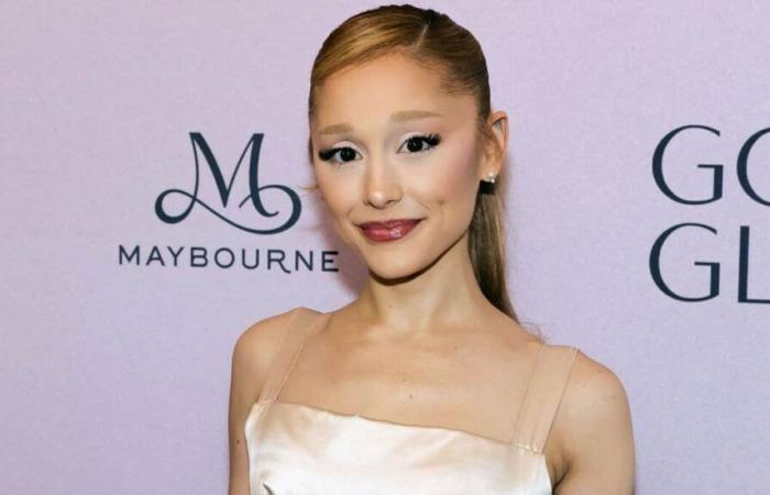 Ariana Grande entrega regalos de Navidad a niños en hospitales de Manchester