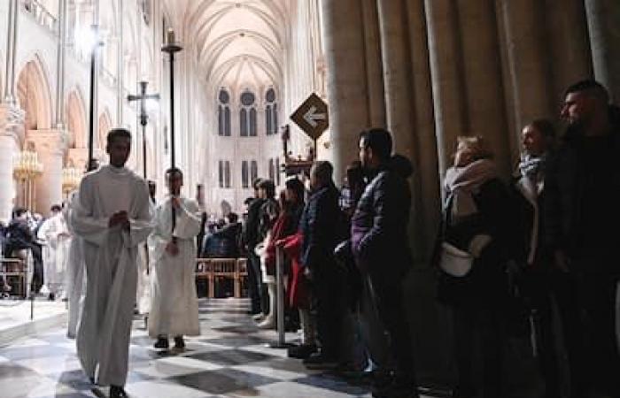 [PHOTOS] Las primeras misas navideñas en Notre Dame desde el incendio llenan de “alegría” a los fieles