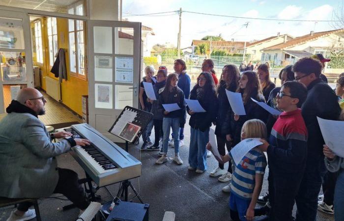 En el colegio Saint-Joseph de Fleurance, los estudiantes celebraron la Navidad