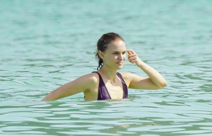 Natalie Portman, de 43 años, luce increíble en un escotado traje de baño morado mientras toma el sol en St Barts.