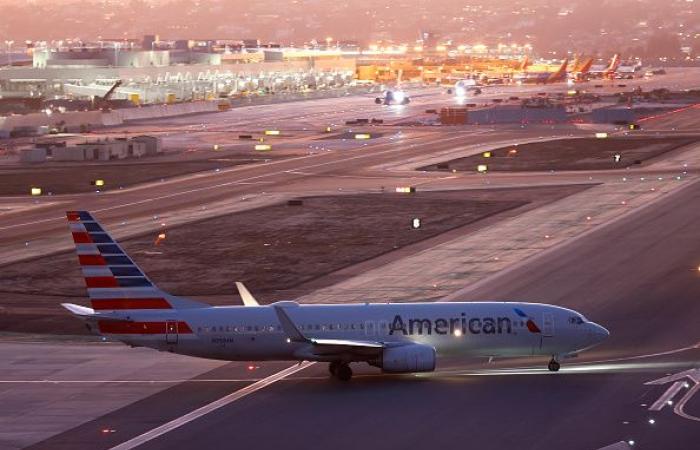 American Airlines reinicia después de una suspensión de todos los vuelos