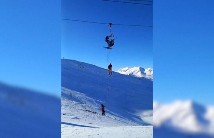 “¡Todo cierra, bájate!”: 240 esquiadores varados en un telesilla en los Altos Alpes por una avería