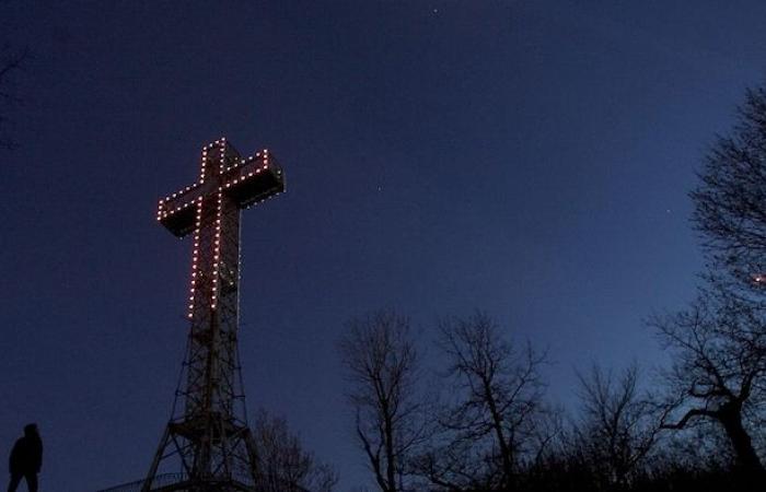 Hace 100 años se iluminó por primera vez la cruz del Monte Royal