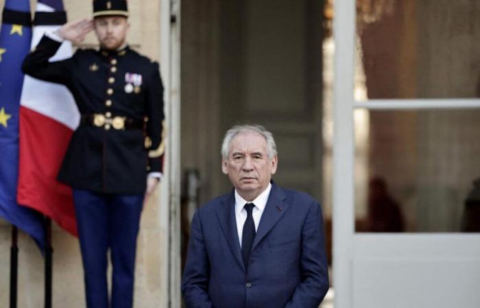 El gobierno francés, el primer ministro François Bayrou, anuncia el nuevo equipo ejecutivo. Le Pen veta a Bertrand