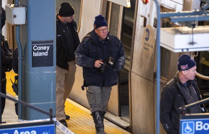 Nueva York | Hombre acusado de asesinato en el metro avivó las llamas con ropa