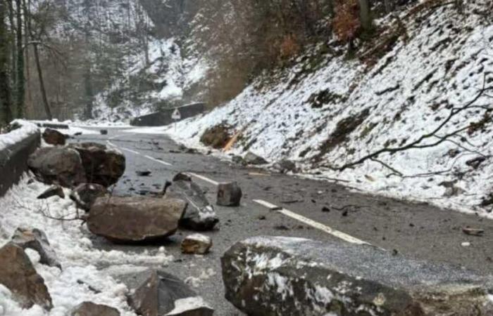 Alta Saboya. Gran deslizamiento de tierra entre Cluses y Nancy-sur-Cluses, la carretera cortada