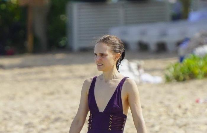 Natalie Portman, de 43 años, luce increíble en un escotado traje de baño morado mientras toma el sol en St Barts.