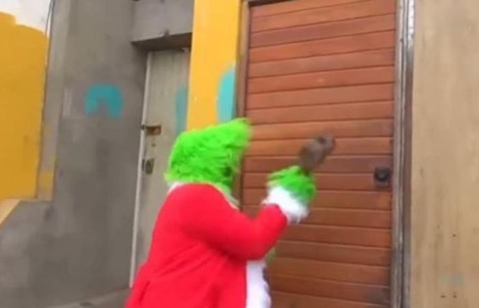 Policía peruano disfrazado del “Grinch” arresta a presuntos narcotraficantes