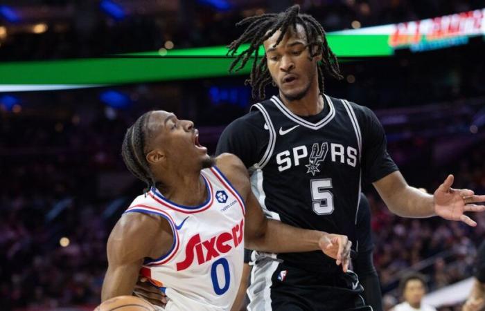 Los Spurs pagan por sus errores al final del juego en una controvertida derrota ante los 76ers