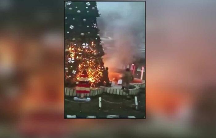 FOTOS | Un árbol de Navidad gigante quemado en una plaza pública en Siria: cientos de cristianos se manifiestan