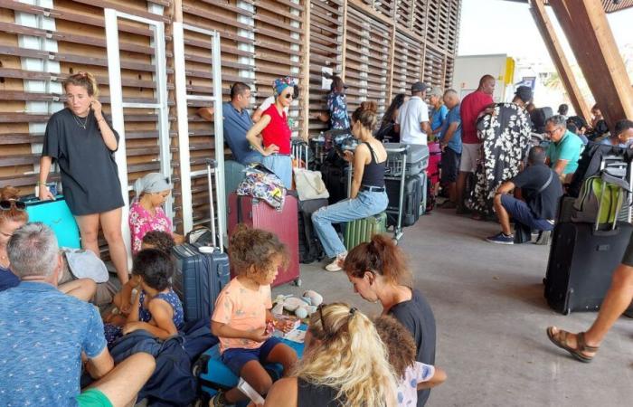 En el aeropuerto de Mayotte, cientos de personas intentan conseguir una plaza en un avión para abandonar el archipiélago