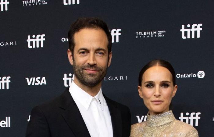 Natalie Portman, de 43 años, luce increíble en un escotado traje de baño morado mientras toma el sol en St Barts.