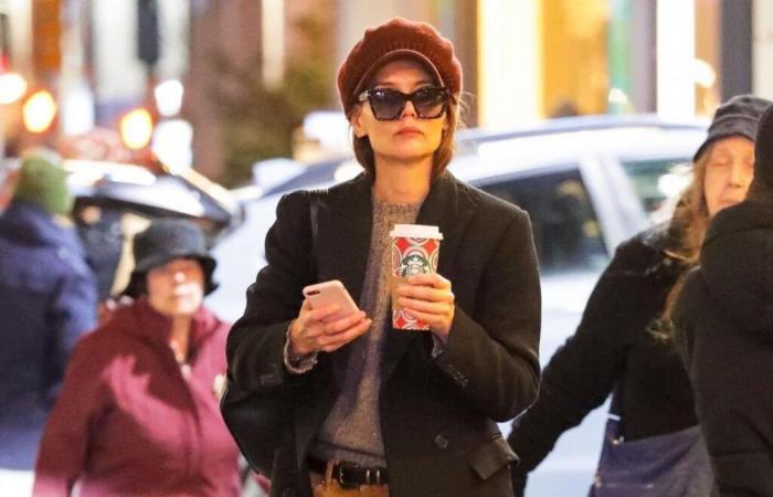 Katie Holmes actualiza esta icónica gorra de estilo francés