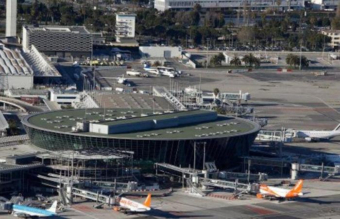 En el aeropuerto de Niza, un vagabundo consigue llegar a la pista… a través de la cinta de equipajes