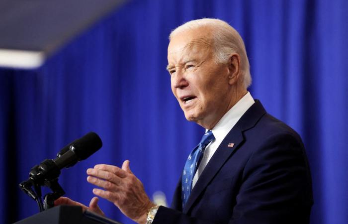 Joe Biden firma un proyecto de ley de defensa a pesar de algunas objeciones