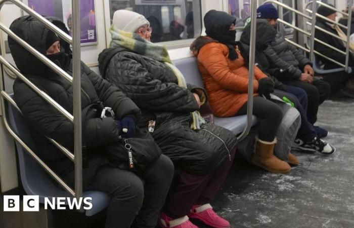 El clima y los retrasos en los aeropuertos interrumpen los viajes navideños de los estadounidenses