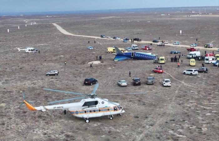 Avión de Aerolíneas de Azerbaiyán se estrella en Kazajstán, cerca de la ciudad de Aktau; 32 personas sobrevivieron