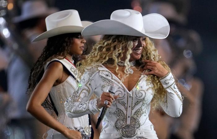 Beyoncé interpreta ‘Cowboy Carter’ durante el espectáculo de medio tiempo del día de Navidad de la NFL