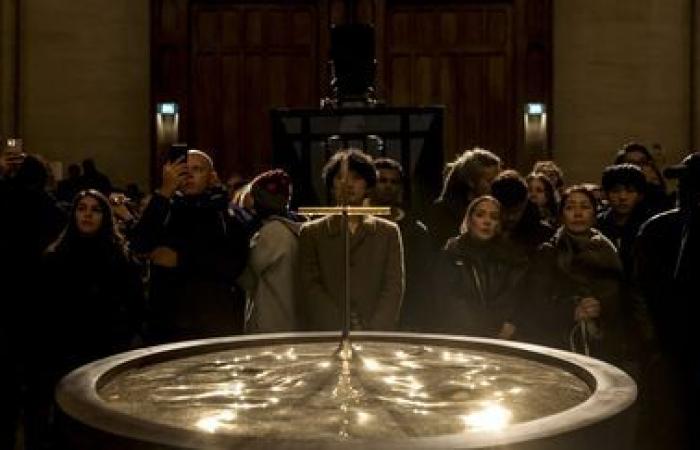 EN FOTOS. Miles de personas se reunieron en Notre-Dame de París para las primeras misas navideñas desde la reapertura de la catedral