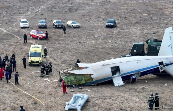 Un avión de Azerbaiyán Airlines se estrella en Kazajstán; 38 muertos