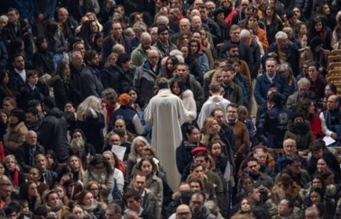 EN FOTOS. Miles de personas se reunieron en Notre-Dame de París para las primeras misas navideñas desde la reapertura de la catedral